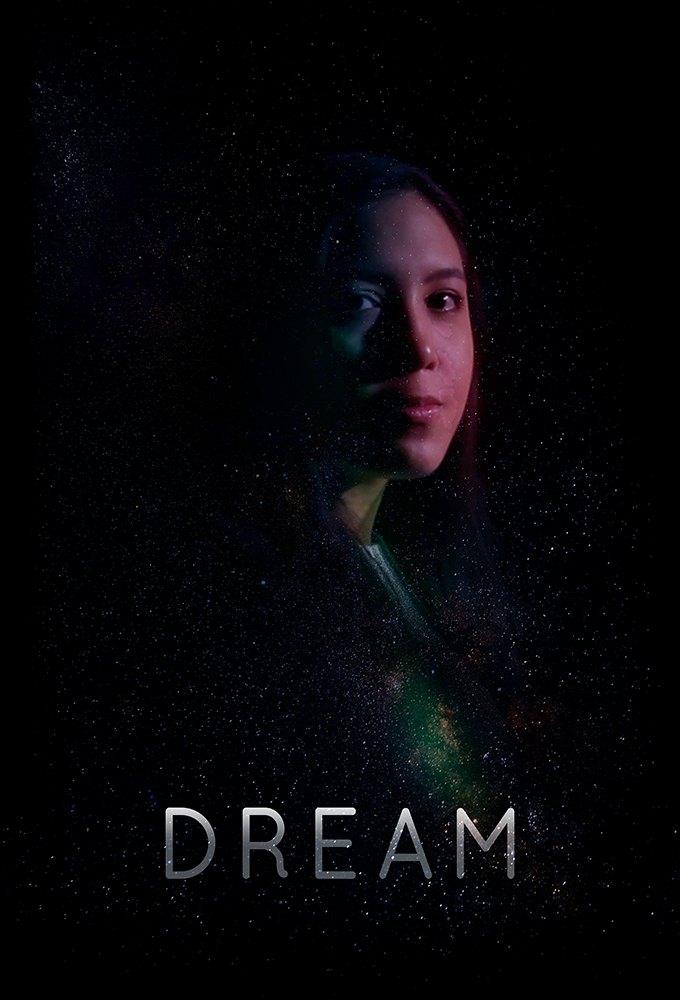 Retrato nocturno de una mujer sobre un cielo estrellado